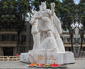 云南石雕黃帝、炎帝、蚩尤雕塑安裝效果展示